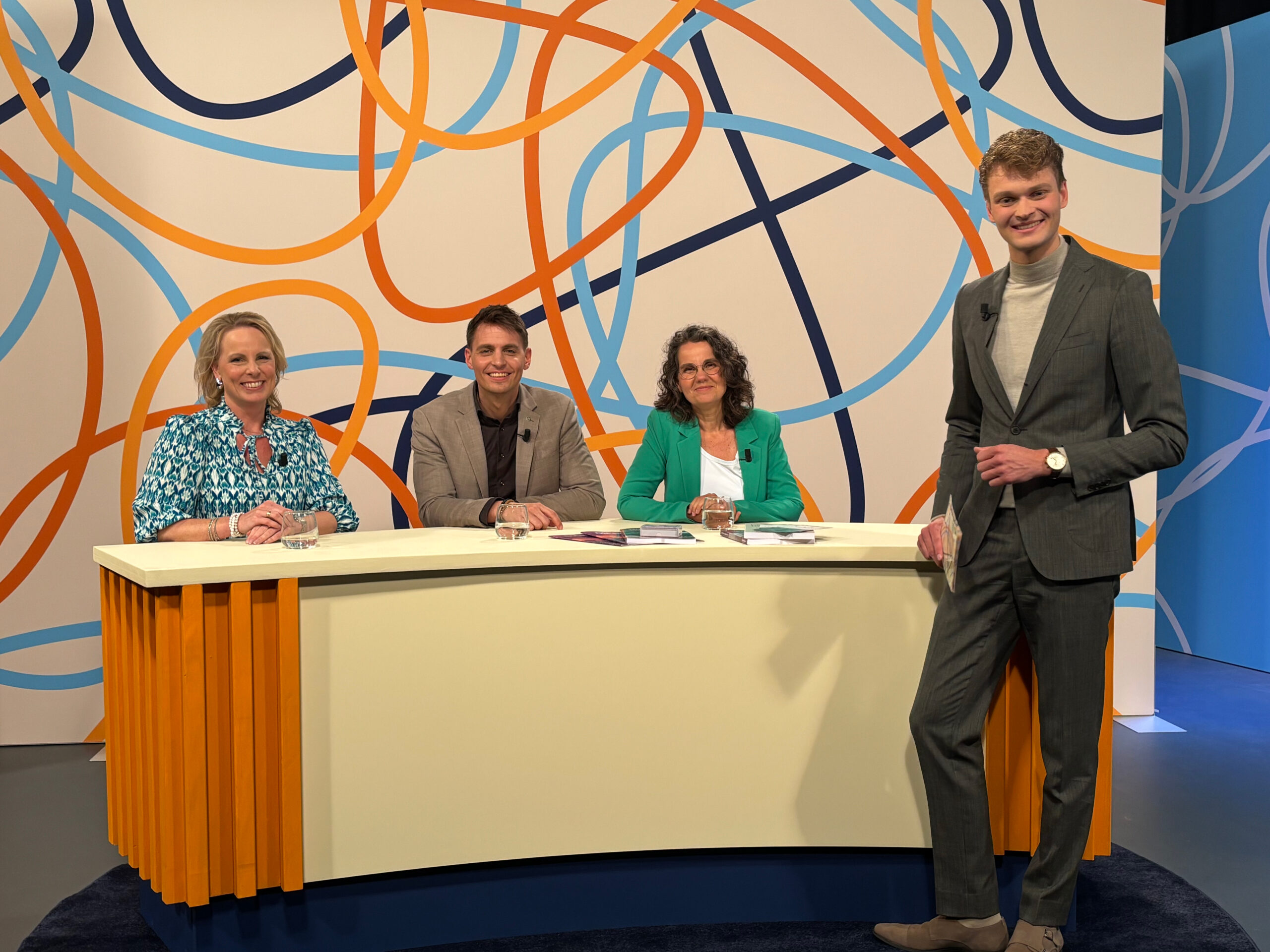 Presentator Elbert en gasten Alinda, Wilbert en Anita in de uitzending van Men(s)taal van Family7