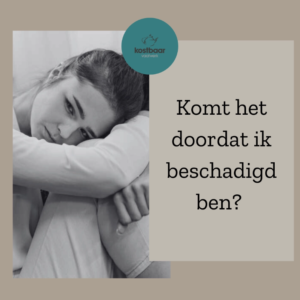 Vrouw die in een verdrietige houding voor zich uit kijkt.